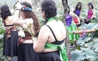 Bức ảnh nhóm phụ nữ trung niên chụp ảnh hoa sen gây tranh cãi dữ dội, nào ngờ dân mạng lại bị "hớ" vì điều này
