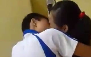 Bắt gặp HS lớp 5 hôn nhau, phụ huynh hóa đá, con bảo "muốn ngửi mùi cơ thể của nhau"!?