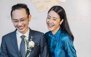 Chồng tương lai của MC Phí Linh lần đầu lộ diện, hạnh phúc hôn má cô dâu trong ngày ăn hỏi 