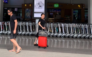 Bị chụp lén, Quách Ngọc Ngoan - Phượng Chanel lộ vẻ ngoài xuề xòa khác hẳn hình ảnh sang chảnh thường thấy