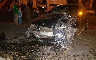 Nữ tài xế Mercedes GLC 250 đâm vào chân cầu vượt Láng Hạ trong đêm