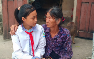 Mẹ mất, bố tâm thần bỏ đi, bé gái 12 tuổi chăm bà bệnh nặng bật khóc: "Em sợ bà chết đi, em không biết sống với ai nữa"