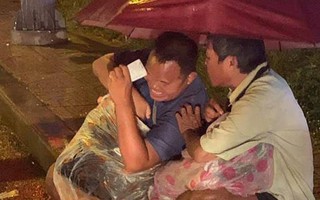 Xúc động cảnh 2 người đàn ông khiếm thị, nương nhau dưới cơn mưa đêm ở Sài Gòn để bán từng tấm vé số mưu sinh