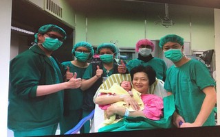 Mẹ 62 tuổi sinh thường và kết quả mỹ mãn trong niềm hạnh phúc của mọi người