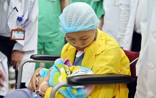 Ảnh: Người mẹ ung thư giai đoạn cuối và giây phút đầy nước mắt khi gặp con trai Bình An