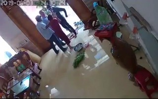 Khởi tố 3 kẻ đánh tàn bạo người phụ nữ đang nhặt rau trong nhà