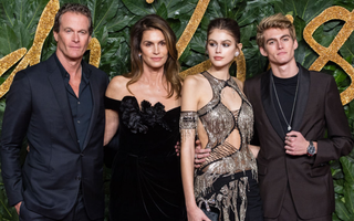 Bức ảnh gây choáng nhất hôm nay: 4 thành viên gia đình siêu mẫu Cindy Crawford cực phẩm, thần thái khỏi nói hội tụ