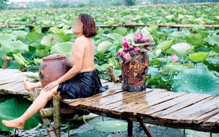 Thêm một bà cô cởi trần, ngực xệ ôm chiếc lu khiến dân mạng tiếp tục hoảng hốt về một mùa sen ở Hà Nội