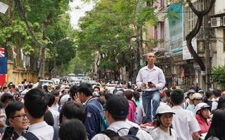 Con ơi, bố đây này: Bức ảnh ông bố leo lên xe máy, vượt biển người để tìm con trong đám đông là hình ảnh đẹp nhất ngày thi hôm nay