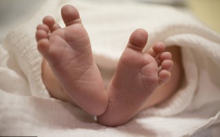 Bé 11 tháng tuổi nhiễm "vi khuẩn ăn thịt người" vì bảo mẫu không kịp... thay tã