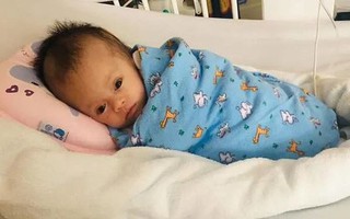 Bé Triệu Hoài An bị mẹ bỏ trong bịch xốp treo trên cây đã hồi phục thần kỳ sau hai tháng điều trị tại Singapore