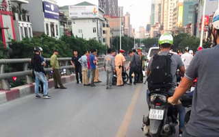 Hà Nội: Xe máy va chạm ô tô 7 chỗ trên cầu vượt Láng Hạ - Lê Văn Lương, một nam thanh niên tử vong