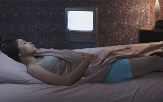 Ngủ mà vẫn để tivi bật sẽ dẫn tới hậu quả mà chị em nào cũng sợ