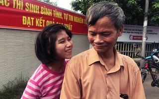 Ông bố “gà trống nuôi con” 24 năm, đưa con gái tật nguyền đi thi Toán