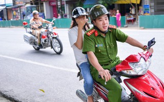 Hà Giang: Lại một thí sinh ngủ quên, CSGT sử dụng xe chuyên dụng đưa đến điểm thi