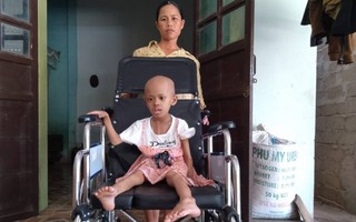 Câu hỏi nhói lòng của bé gái 7 tuổi chỉ nặng 9kg mắc bệnh u não: “Nếu con chết rồi có được gặp cha mẹ nữa không?”