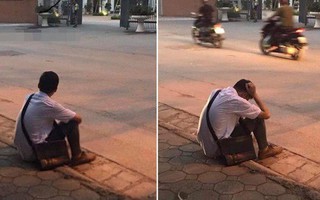 Xôn xao hình ảnh nam sinh ôm đầu lang thang cả đêm ngoài đường không dám về nhà gặp bố mẹ vì không làm được bài