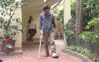 Về nhà đi con: Bố Sơn chống nạng "có vẻ sai sai" khiến dân mạng được phen tranh cãi nảy lửa, nhưng sự thật là...
