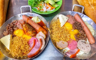 Giữa phố đi bộ Nguyễn Huệ "đắt đỏ" có một hàng bánh mì chảo lụp xụp giá cực rẻ, cứ càng muộn là càng đông