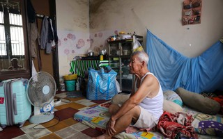 Chung cư cũ Bùi Viện có thể sập bất cứ lúc nào, nhiều gia đình vẫn cố "bấu víu" vì không có nơi nào để đi