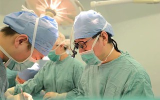 Mẹ bầu vỡ ối sớm ở tuần thứ 33, bác sĩ hoảng sợ khi thấy 1 bàn tay nhỏ đang thập thò bên dưới