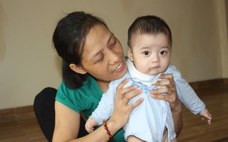 Gặp lại người mẹ mang bầu 5 tháng phát hiện ung thư giai đoạn cuối, chấp nhận mù mắt để con gái nhỏ chào đời