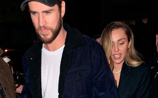 Miley Cyrus bất ngờ bị fan cuồng sàm sỡ, cưỡng hôn và đây là hành động của ông xã Liam Hemsworth