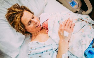 Bà nội 61 tuổi hạ sinh thành công và câu chuyện đằng sau khiến nhiều người bất ngờ