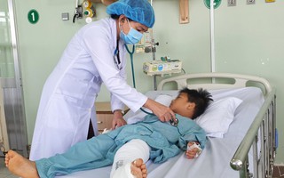 Tai nạn đau lòng: Vấp té gãy vòi nước, bé trai 6 tuổi bị gãy xương đùi rất nặng