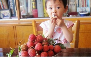 Mùa vải đến rồi, đây là những lưu ý MẸ PHẢI BIẾT để con không bị hóc khi ăn vải