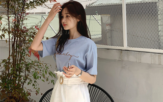 2 kiểu áo phông đơn giản, mặc lên dễ đẹp để các nàng luôn trẻ trung trong mắt đồng nghiệp