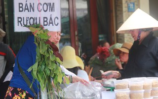 Lá xông miền Tây vượt trăm cây số lên Sài Gòn, bánh ú tro "cháy hàng", trái cây đội giá ngày Tết Đoan Ngọ