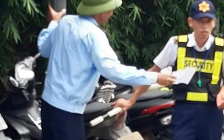 Hà Nội: Xôn xao nhiều người đi ngược đường bị bảo vệ chung cư chặn xe và bắt nộp phạt 100 ngàn đồng