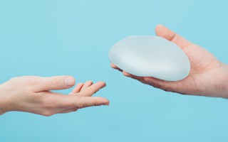 Tin được không? Người ta rao bán cả túi nâng ngực đã qua sử dụng trên Facebook!
