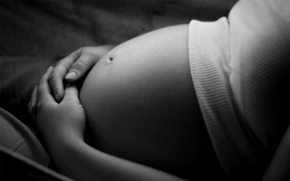 Bị bác sĩ phán vô sinh sau tai nạn thảm khốc, mẹ khuyết tật vẫn làm được điều kì tích khiến bao người kinh ngạc
