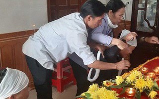 Người phụ nữ bị lửa thiêu khi chữa cháy rừng: Khóc ngất bên quan tài mẹ