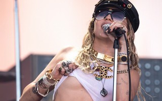 Miley Cyrus đang "thả rông" vẫn hồn nhiên vén áo trên sân khấu, nhắc nhở hình ảnh "gái hư" một thời