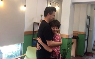 "Về nhà đi con": Lộ ảnh Dương ôm Quốc lần cuối và hậu trường cảnh quay trong mưa khiến ai cũng thán phục