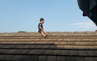 Sợ bị cắt bao quy đầu, bé trai 5 tuổi leo lên mái nhà phòng khám để trốn khiến mọi người tá hỏa