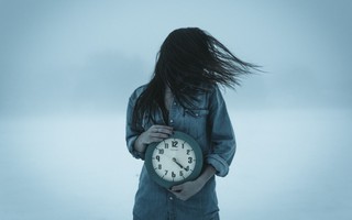 Từ cắm đầu vào điện thoại đến quá quan tâm người khác nghĩ gì về mình: 5 dấu hiệu cho thấy chị em đang lãng phí thời gian, thả trôi cuộc sống