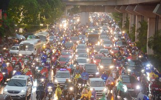 Hà Nội mưa gió khủng khiếp, người dân ướt sũng, chen chúc nhau giữa biển người tìm đường về nhà