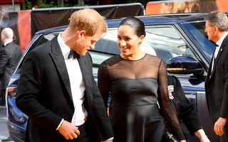 Vừa xuất hiện trên thảm đỏ, Meghan Markle đã bị người dùng mạng la ó bởi ngoại hình gây thất vọng trong bộ váy "thảm họa"