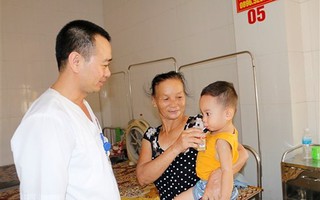 Nghẹn do ăn cháo xương, cháu bé 19 tháng tuổi suýt tử vong