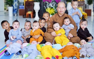 Nụ cười của sư thầy nuôi 22 đứa trẻ bị bỏ rơi ở miền Tây: “Chùa nghèo thiệt nhưng không có thiếu tình thương đâu”