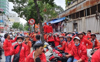 Tài xế Go-Viet tắt ứng dụng, biểu tình, kéo đến trụ sở công ty ở TP.HCM