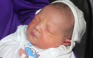 Đi chợ về, 2 người phụ nữ tỉnh Hải Dương phát hiện bé gái sơ sinh bị bỏ rơi