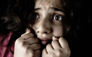 Cứ chồng đi vắng lại có bóng trắng lang thang trong nhà, tôi quyết tìm hiểu rồi chết đứng khi thấy khuôn mặt bên trong tấm khăn choàng màu trắng (P2)