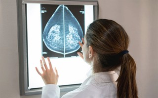 Nữ cảnh sát tiết lộ món đồ quen thuộc này đã giúp cô nhận ra mình bị ung thư vú