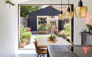 Thi công 21 ngày, nhà kho 12m² đã được cải tạo thành nhà vườn với góc nào cũng đón được ánh sáng tự nhiên 