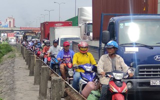 Vụ tai nạn làm 6 người chết ở Hải Dương: Quốc lộ 5 kẹt cứng hàng chục km, tài xế bất lực bỏ xe ngồi chờ